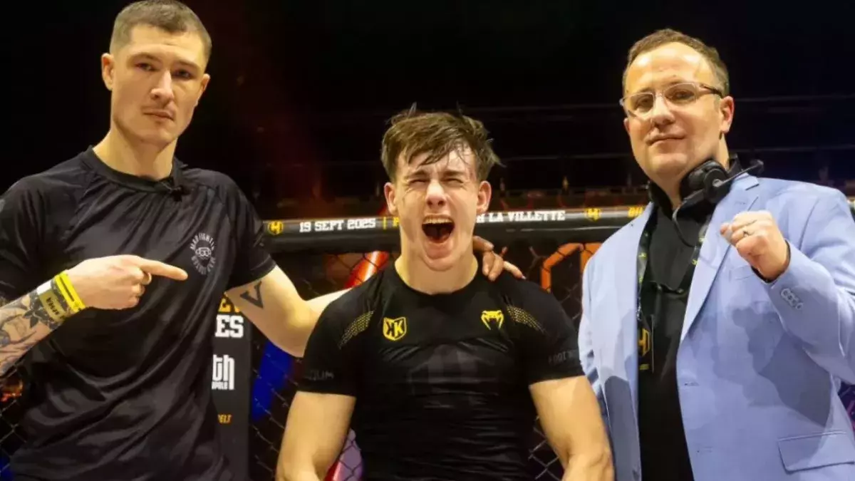Paul Denis Navero entouré de son agent Alex et du président de l'Hexagone MMA, Jérôme Pourrut. 