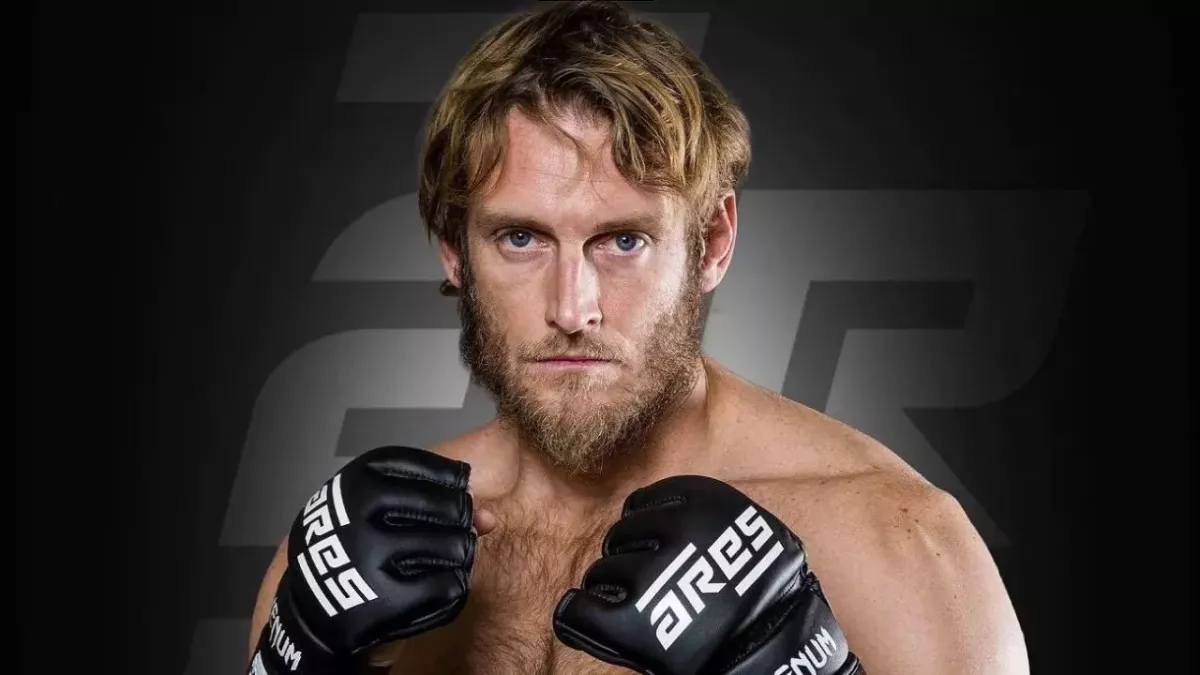 Ragnar Le Breton avec l'équipement de l'Ares FC, organisation française de MMA. 