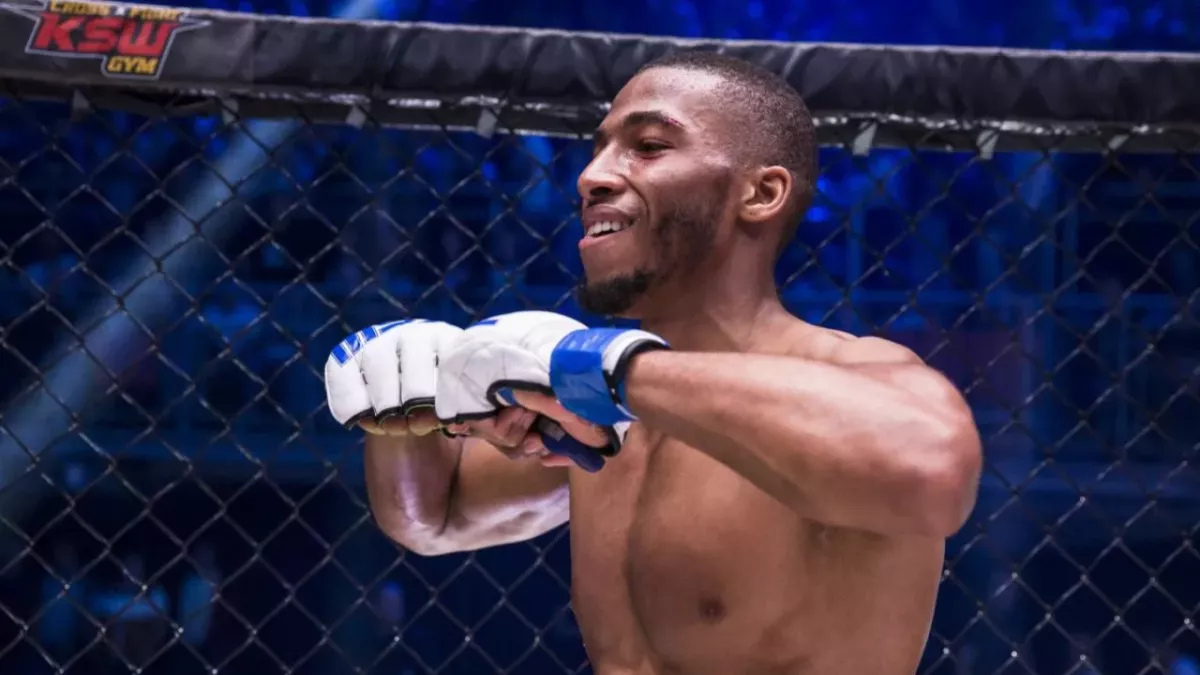 Salahdine Parnasse dans la cage du KSW