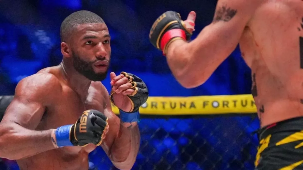 Salahdine Parnasse lors de son combat contre Adrian Bartosinski au KSW 89. 