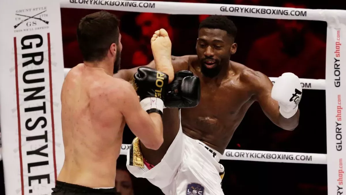 Cédric Doumbé lors d'un combat de kickboxing au Glory. 