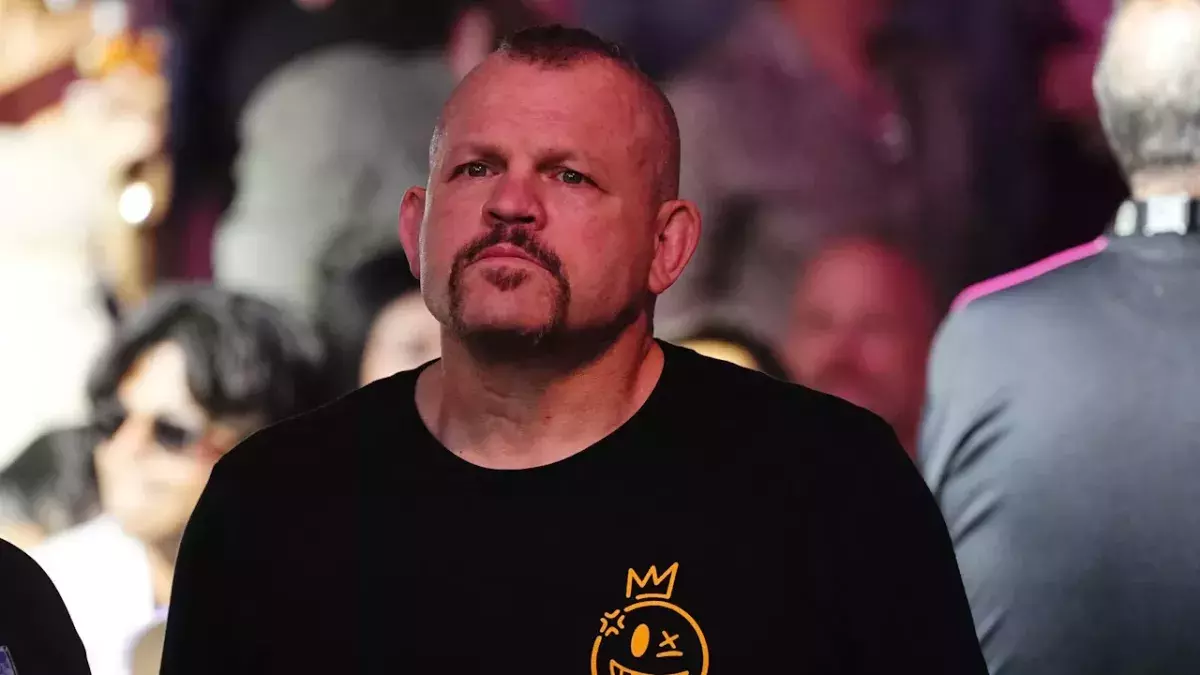 Chuck Liddell dans le public Las Vegas à l'UFC 300.