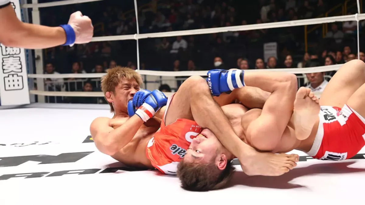 Hideo Tokoro réalisant un armbar au Rizin