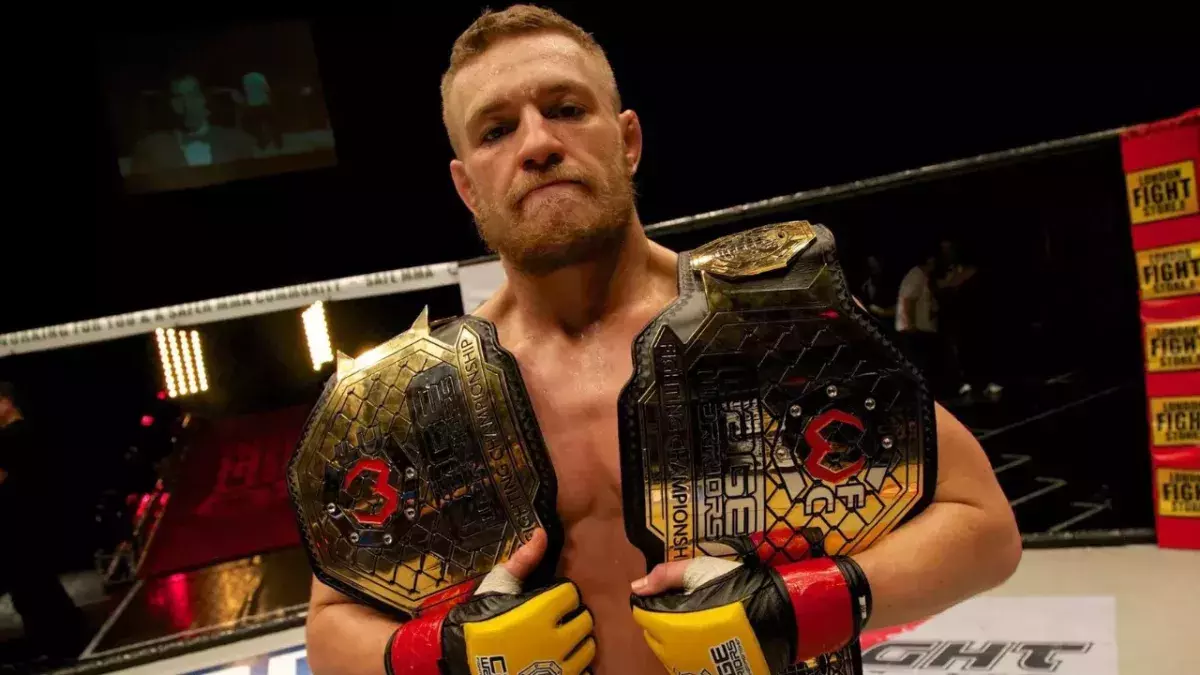 McGregor a été double champion du Cage Warriors avant de faire carrière à l'UFC