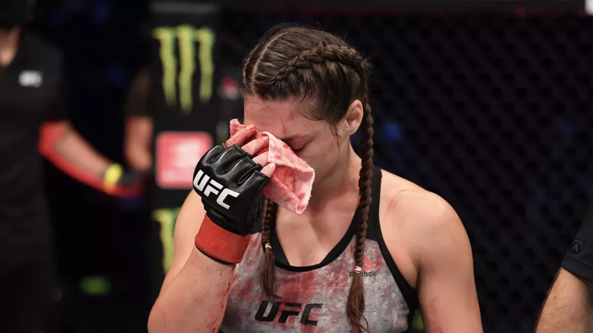 UFC 254 : L'énorme coupure au nez de cette combattante 