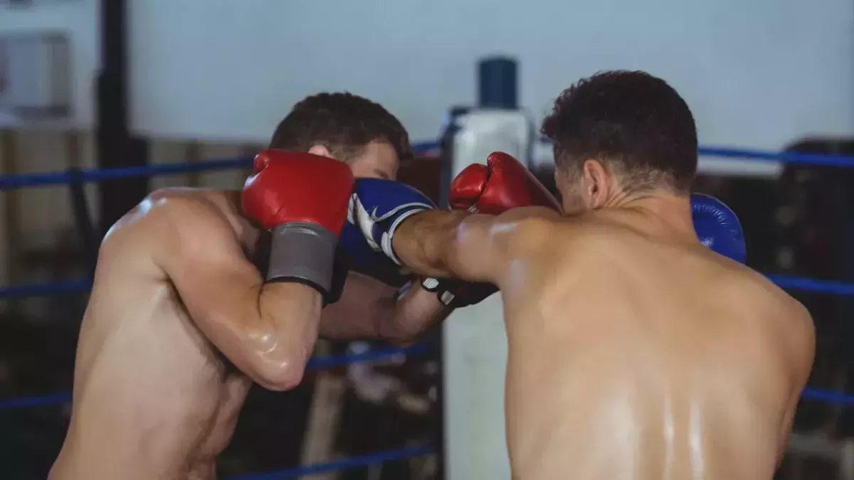 Un combattant de MMA devient fou et s'acharne sur son adversaire KO