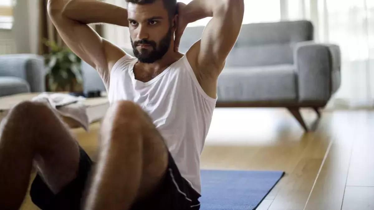 Homme faisant du sport à la maison