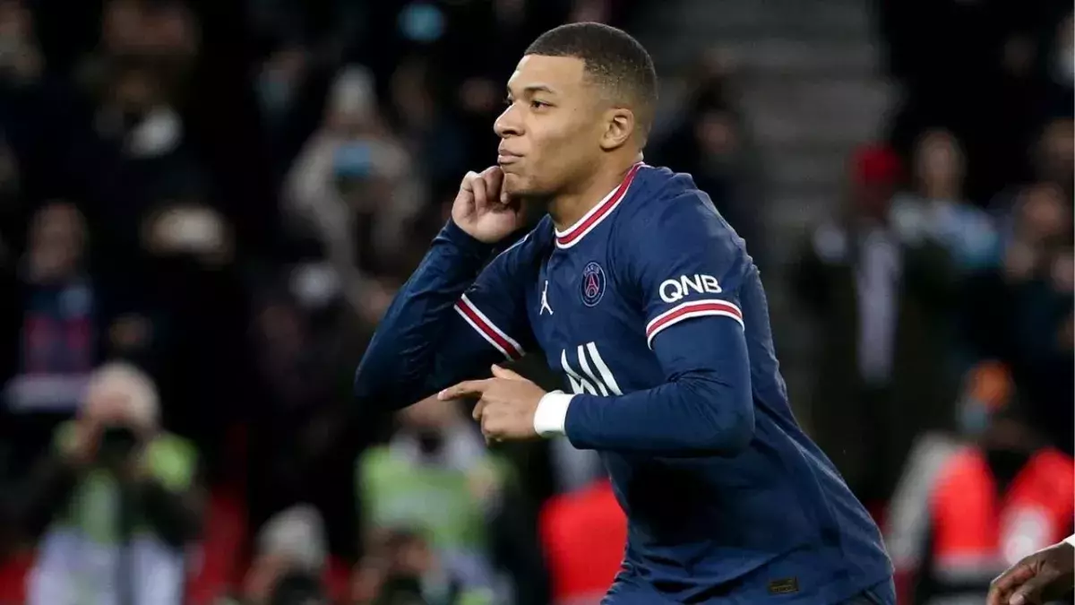 Kylian Mbappé avec le PSG face à Monaco. 