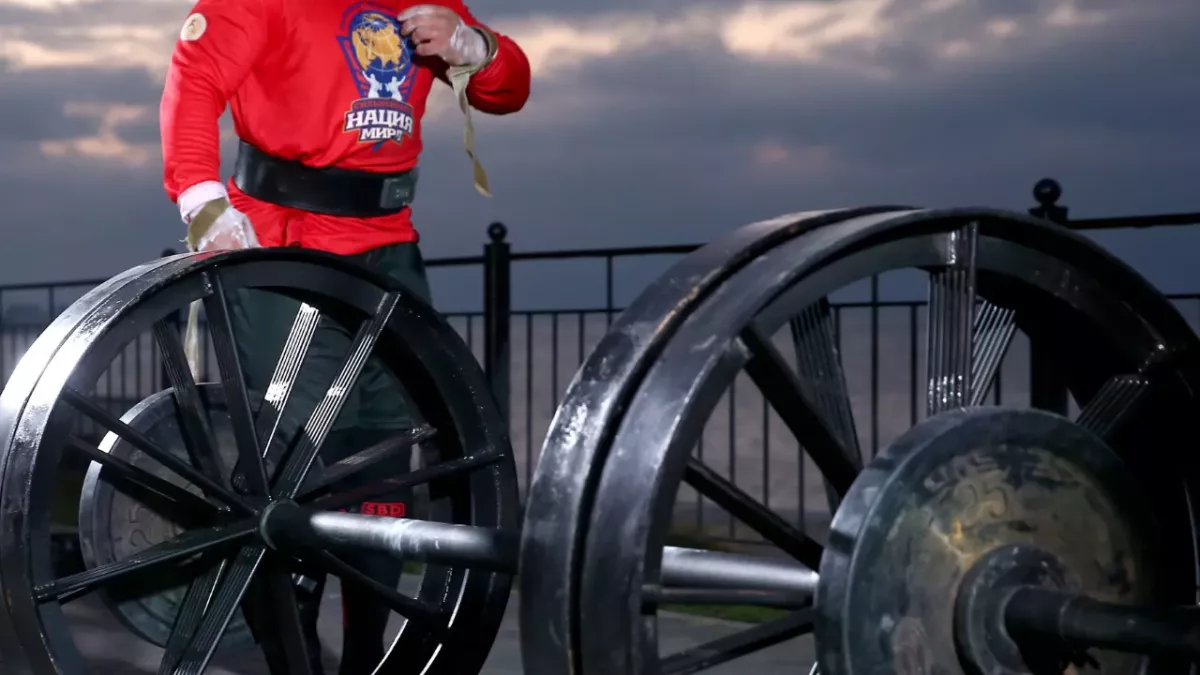 Le strongman de 170 kg The Beast s'essaie au surf et le résultat est forcément magique !