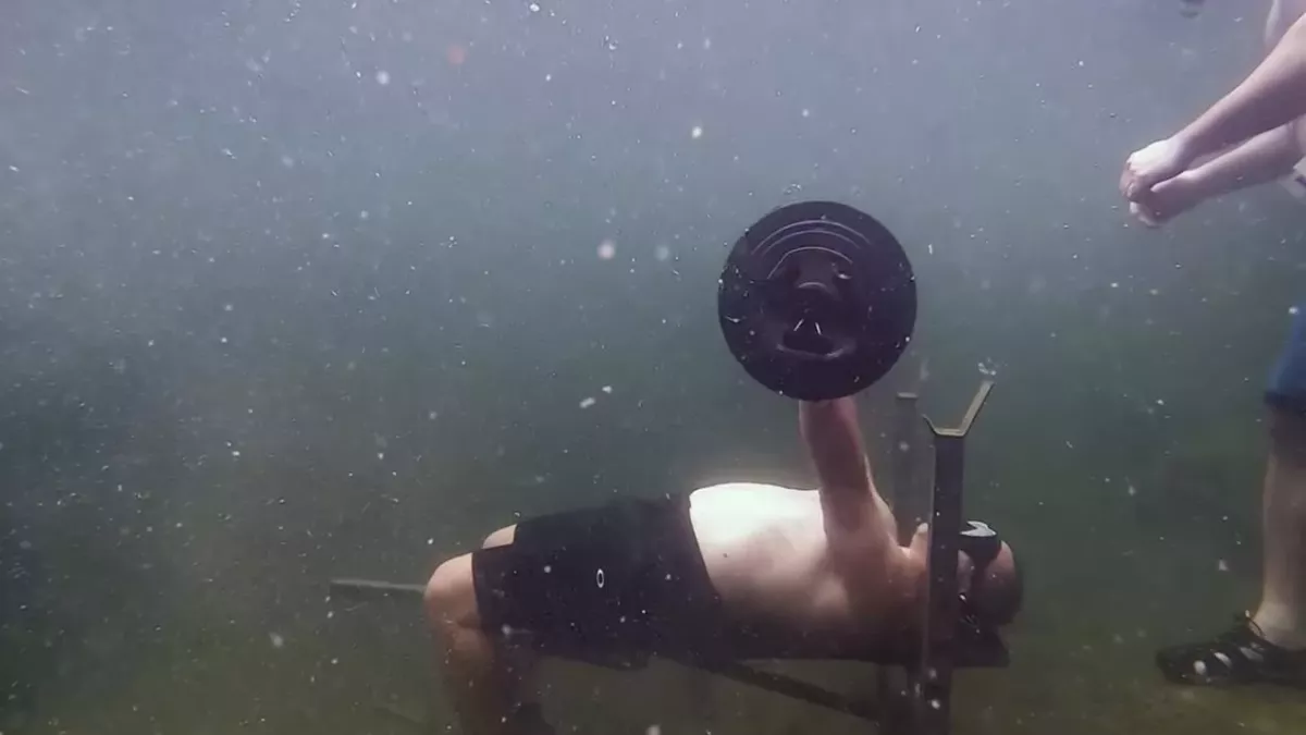Il bat le record du monde de développé couché... sous l'eau !