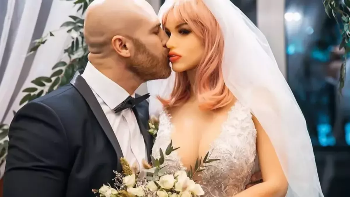 Un bodybuilder se marie avec sa poupée gonflable