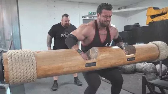 Un énorme bodybuilder défie The Beast dans un entraînement Strongman !