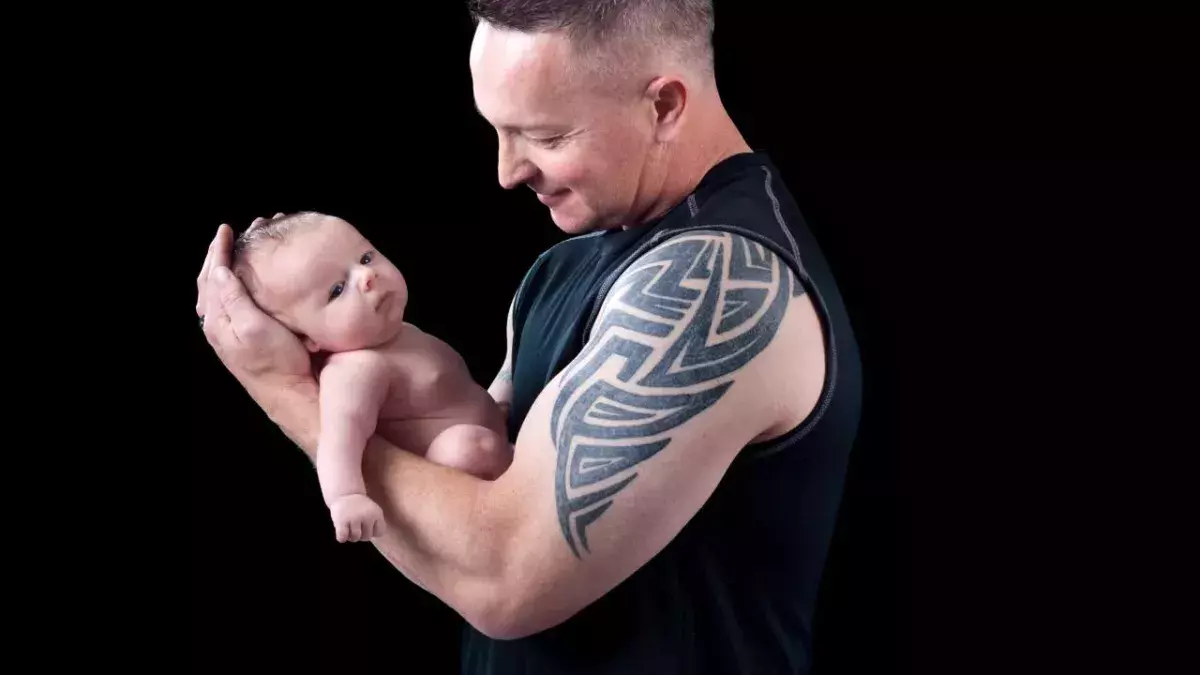 Un papa bodybuilder inflige un régime draconien à son bébé et fait enrager les internautes