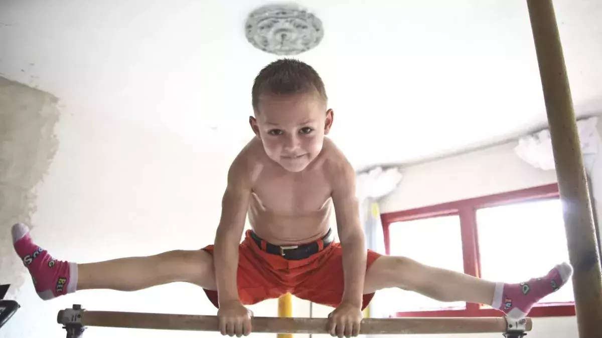 Giuliano Stroe : l'enfant le plus fort du monde s'expose à de graves problèmes de santé
