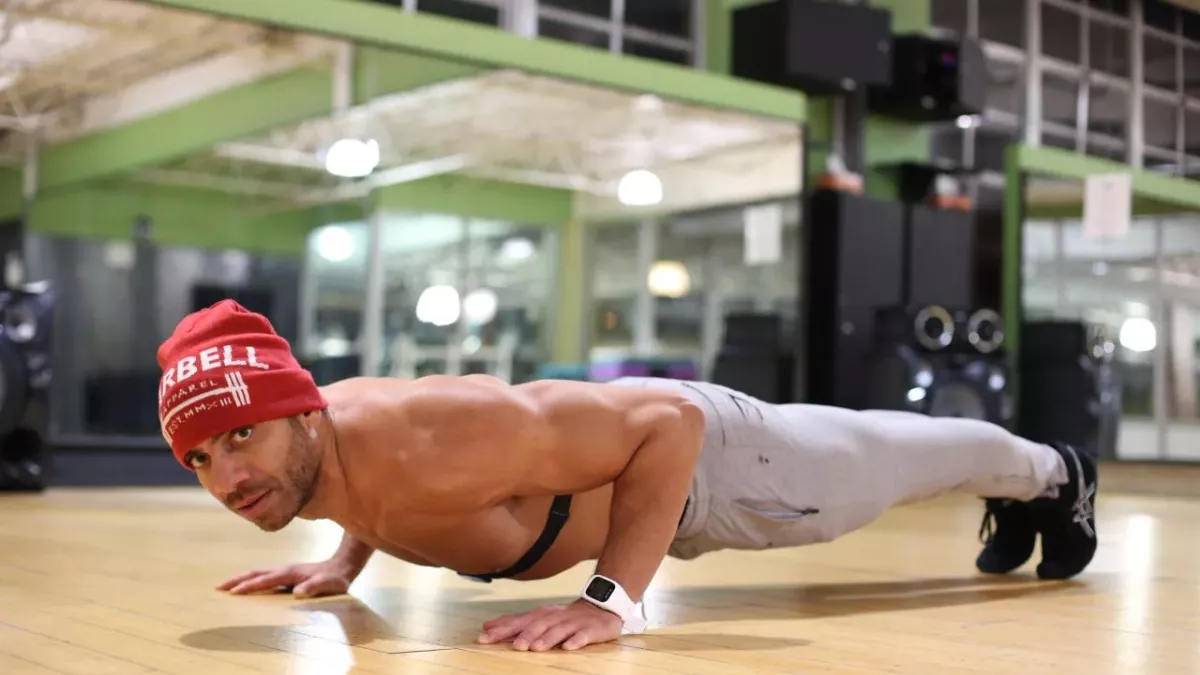 Un pratiquant de musculation réalisant une pompe