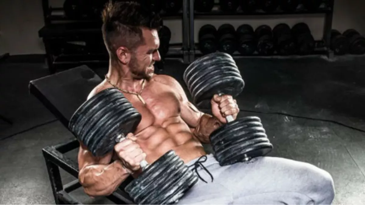 5 exercices pour vous bâtir les pecs avec des haltères
