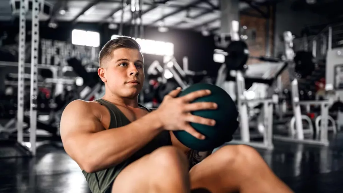 Abdominaux avec poids : comment charger les abdos en muscu