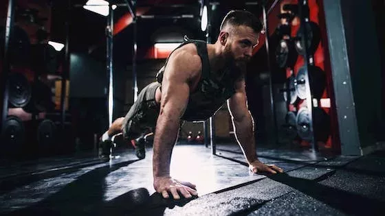 Cet entraînement cardio avec gilet lesté vous poussera dans vos retranchements !