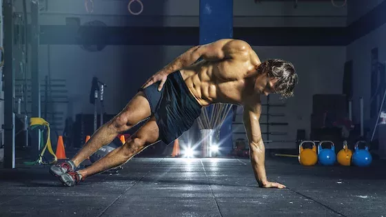 Comment travailler les abdominaux et les quadriceps grâce à un seul exercice de gainage