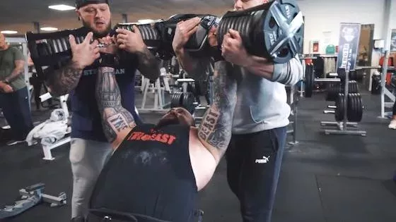Eddie Hall bat le record du monde de développé incliné avec des haltères de 110kg
