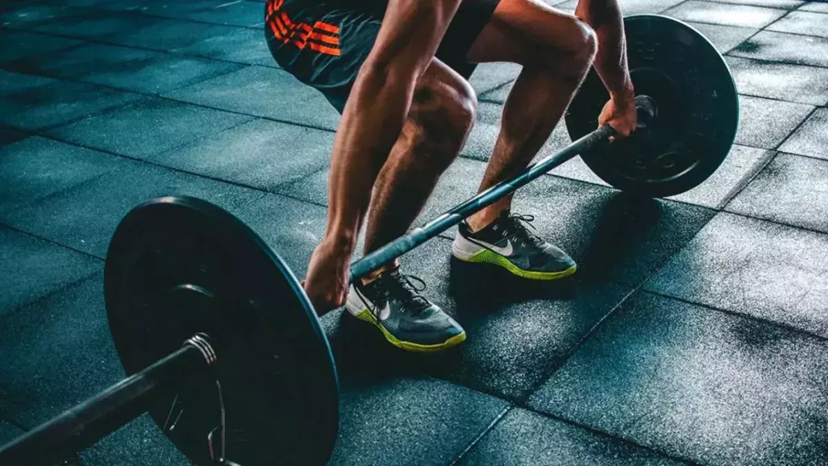 Exercice polyarticulaire : développé militaire, rowing yates... les meilleurs exercices composés