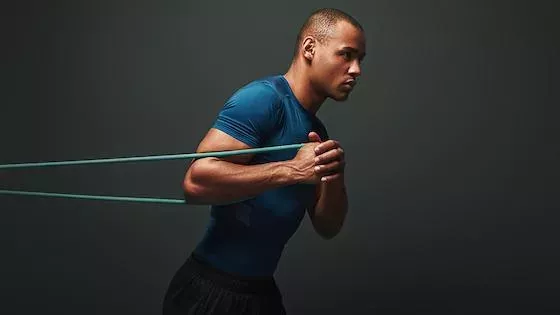 L'élastique, l'accessoire parfait pour travailler tous les muscles du corps