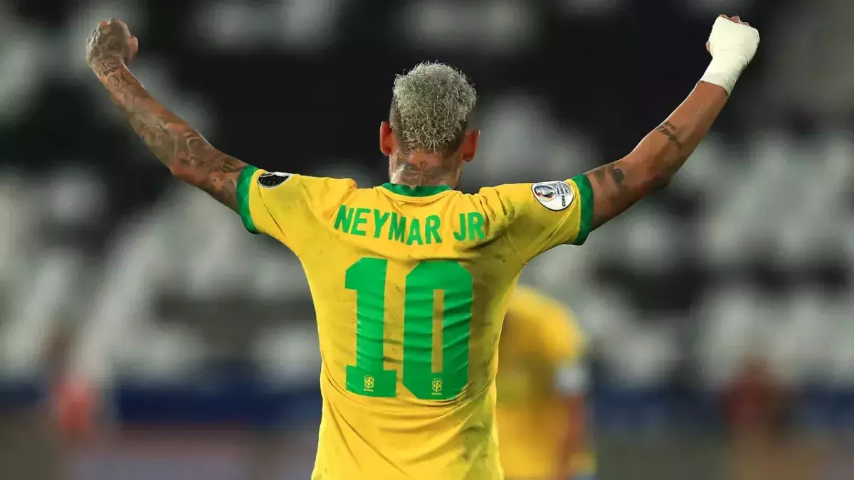 Neymar démonte un jeune qui lui met un petit pont à l'entraînement