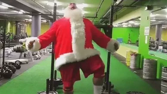 Quand le Père Noël s'entraîne ça envoie du lourd !