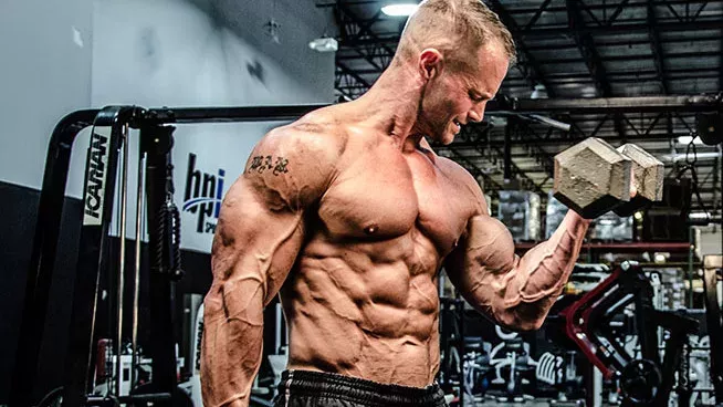 Se tailler des épaules en béton avec ce programme de bodybuildeur