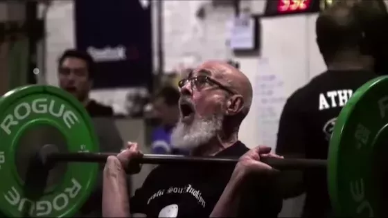 Un papi crossfiteur de 80 ans met tout le monde d'accord !