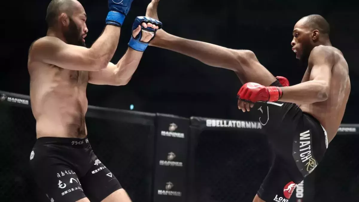 Bellator 258 : Michael Page brise en deux le nez de Derek Anderson sur un violent coup de pied 