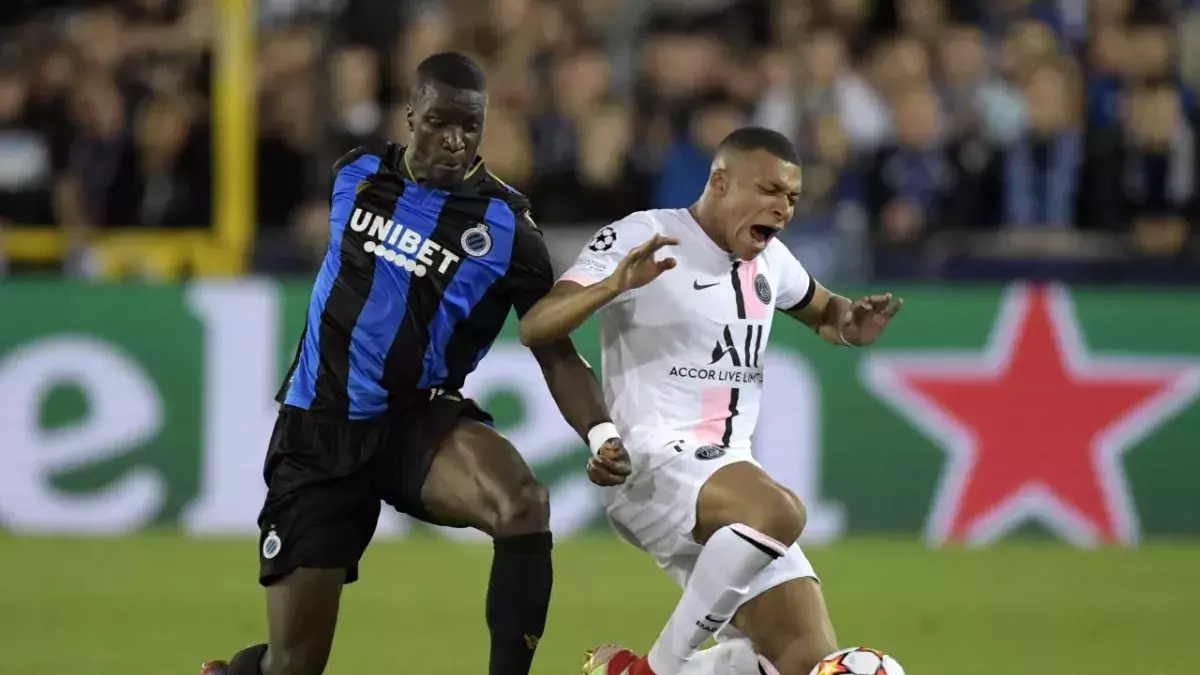 Mbappé blessé suite à un duel avec Nsoki. 