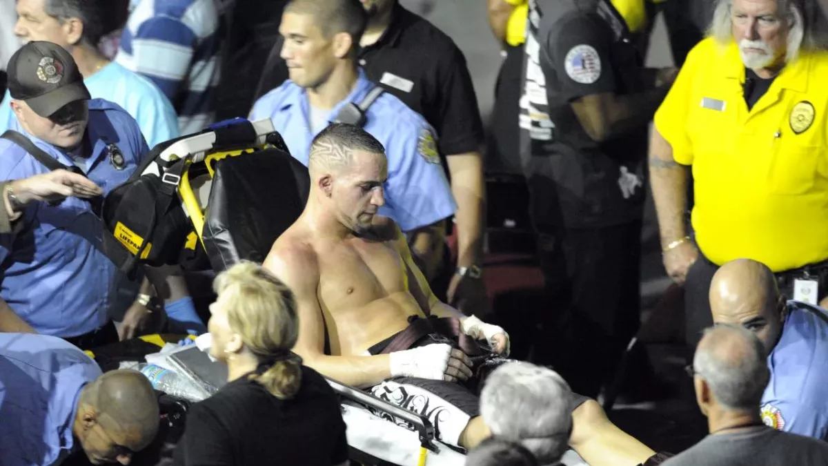 Un combattant de MMA "perd" son doigt dans la cage après un violent coup de pied 