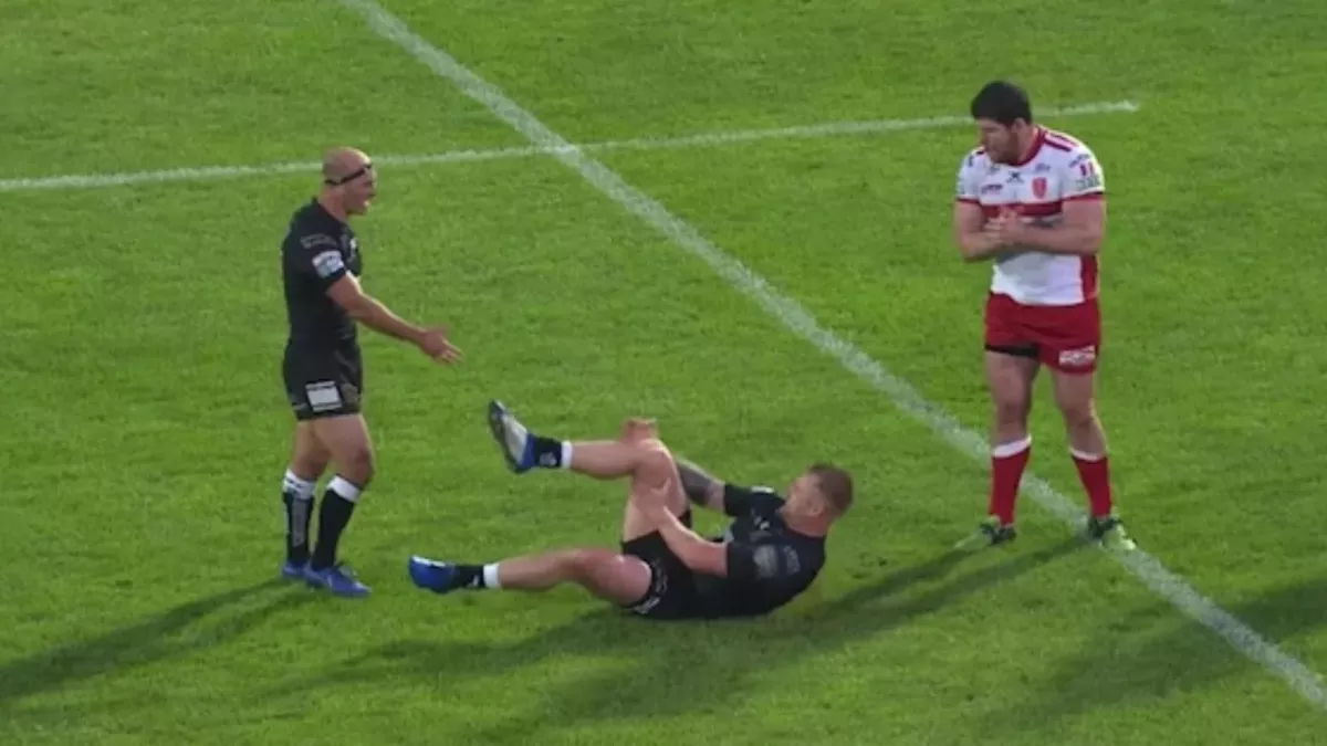 Un rugbyman se déboite le genou en plein match et réagit comme un guerrier