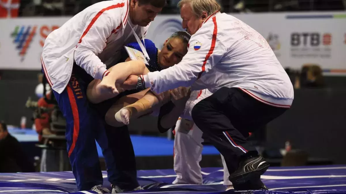 Une jeune gymnaste américaine se brise les deux jambes en pleine compétition