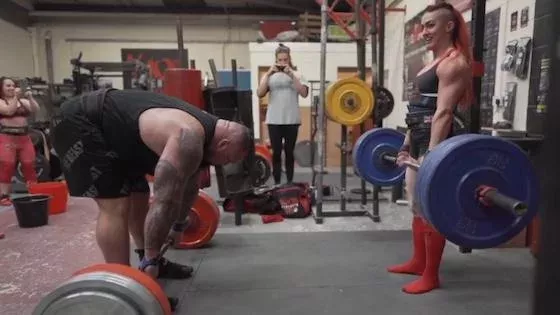 Rhianon Lovelace n'a fait qu'une bouchée d'Eddie Hall dans un concours de deadlift
