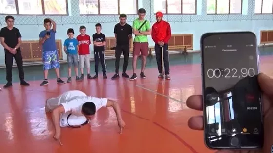 Un Arménien pulvérise le record du monde de pompes à deux doigts !
