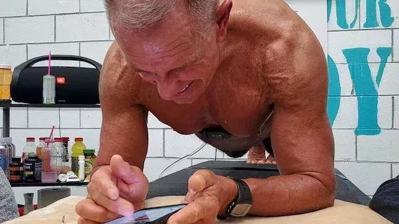 Un homme de 62 ans bat le record du monde de gainage avec un temps monstrueux !