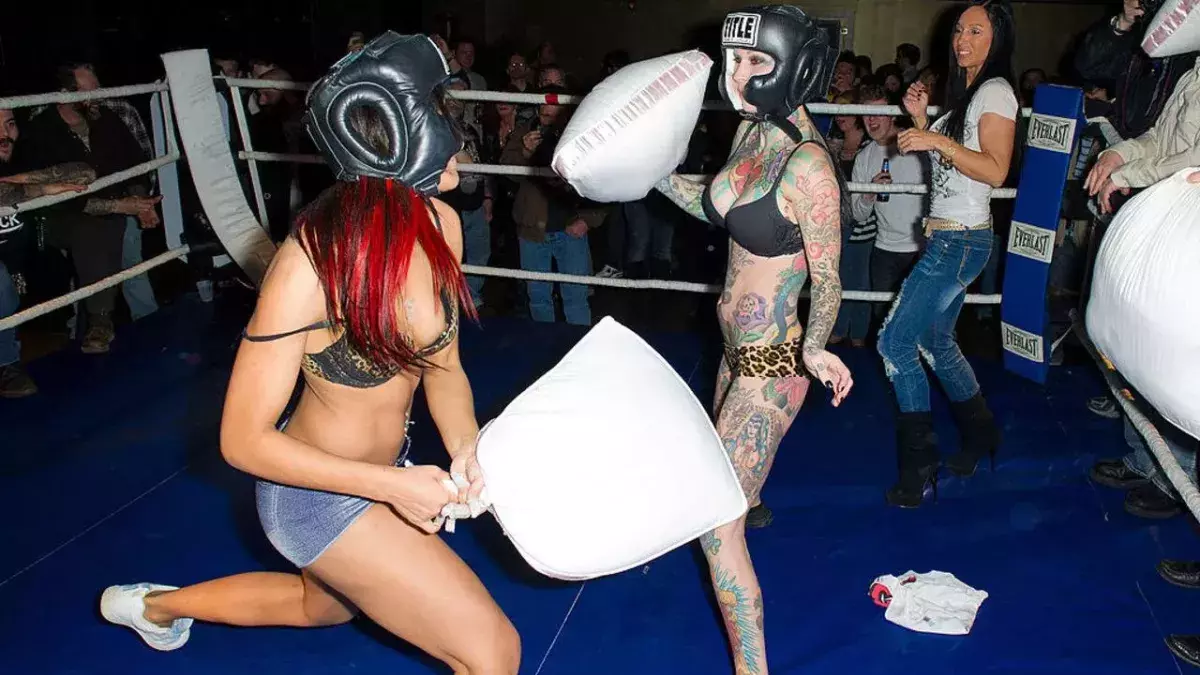 Bataille d'oreillers dans un ring