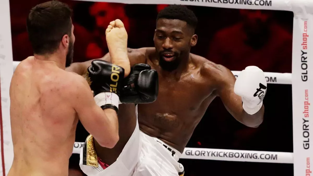 Cédric Doumbé dans un combat de kickboxing au Glory. 