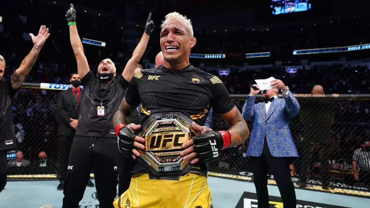 Charles Oliveira a remporté la ceinture des poids légers lors de l'UFC 262
