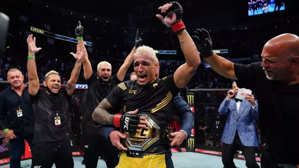 Charles Oliveira veut devenir double-champion de l'UFC. 