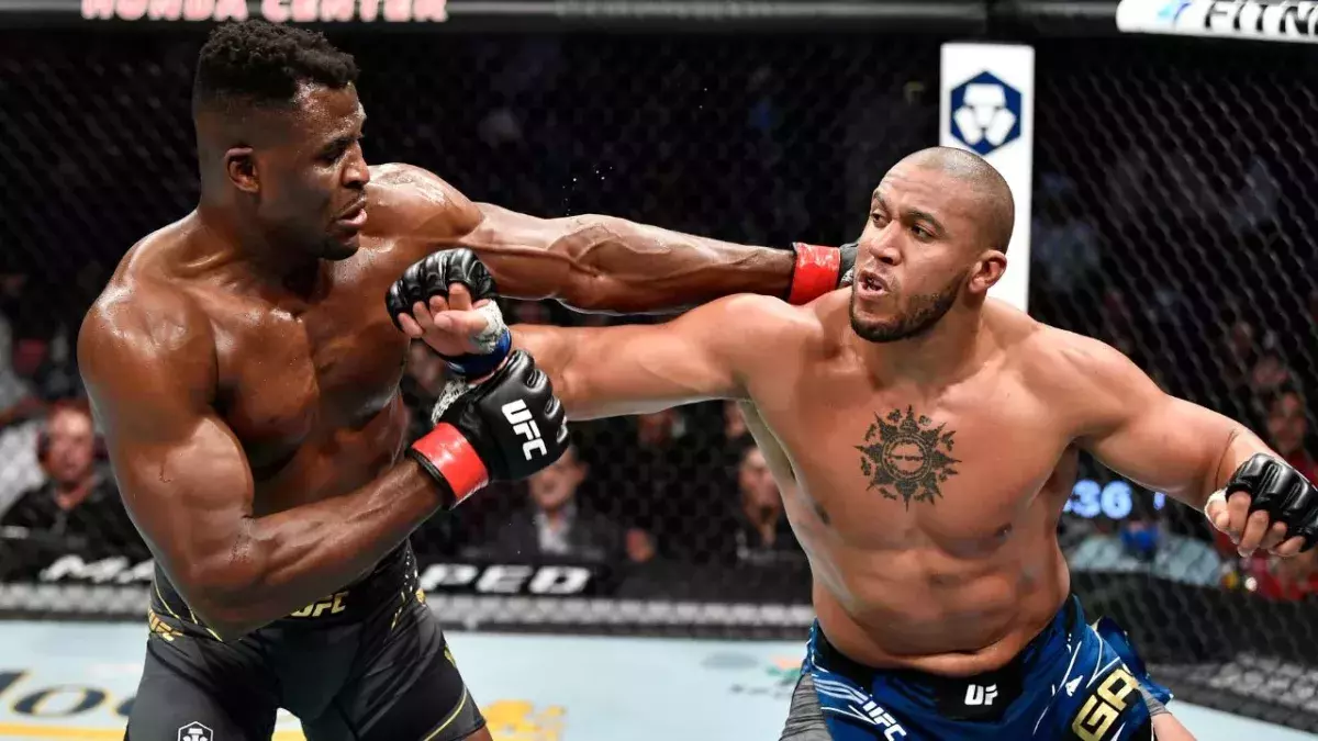 Ciryl Gane et Francis Ngannou lors de leur combat à l'UFC 270. 