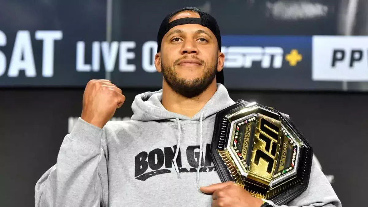 Ciryl Gane lors de la conférence de presse de l'UFC 270. 