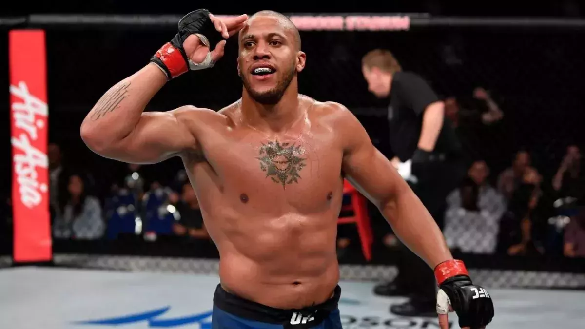 Ciryl Gane pourrait encore avoir l'occasion de devenir champion des poids lourds de l'UFC. 