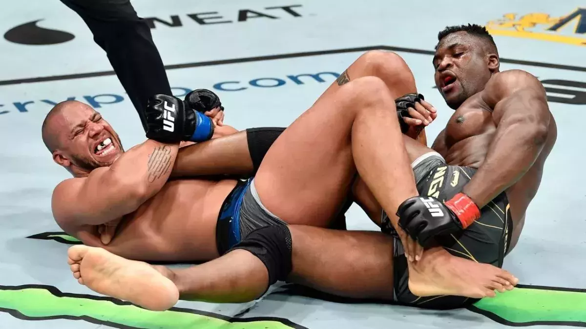 Ciryl Gane a tenté une clé de talon dans le dernier round face à Francis Ngannou. 