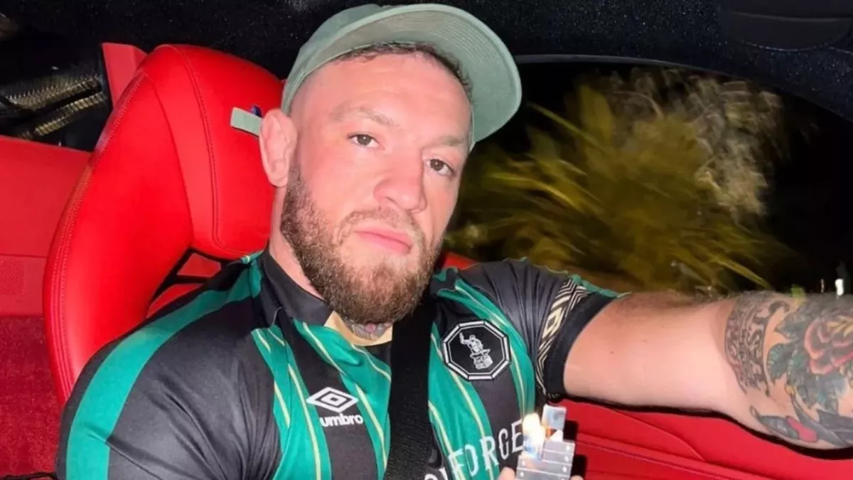 Conor McGregor au volant de sa Ferrari Tributo. 