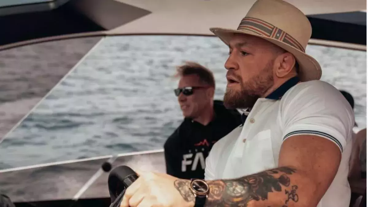 Conor McGregor au volant de son yacht Lamborghini. 