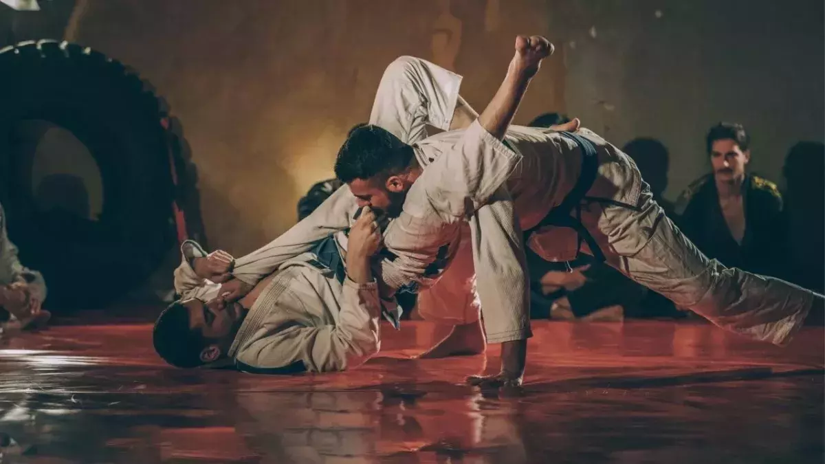 Deux pratiquants de jiu-jitsu lors d'un combat 