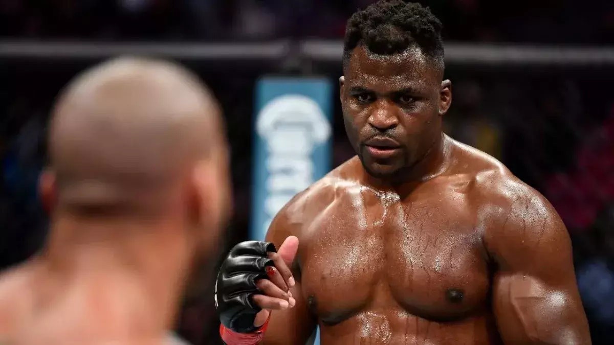 Francis Ngannou a combattu face à Ciryl Gane avec une blessure au genou. 